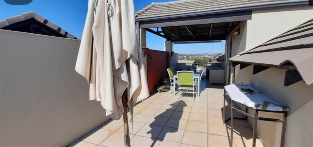 2 Bed Apartment in Lonehill photo number 16