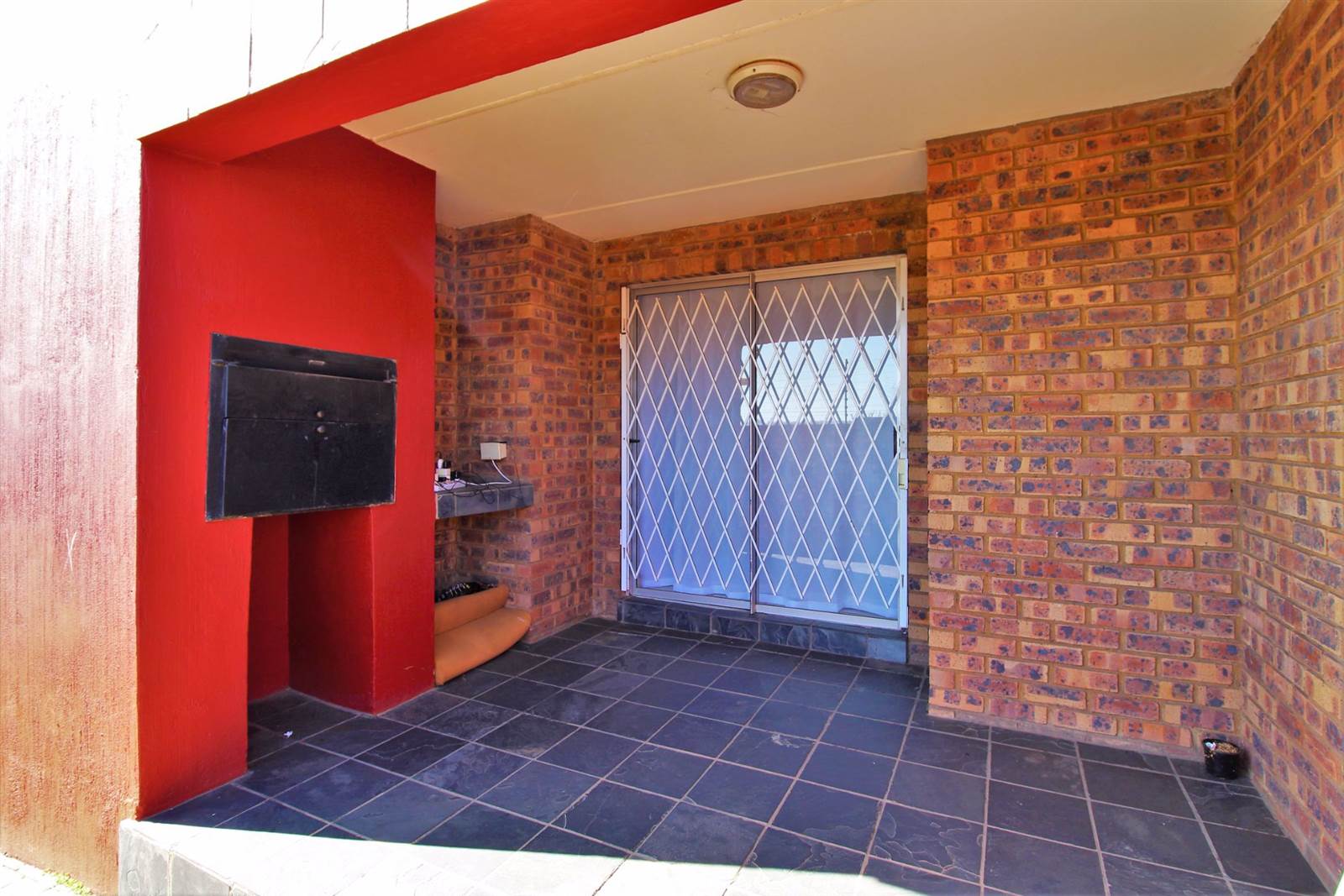 2 Bed Townhouse in Witbank Central photo number 13