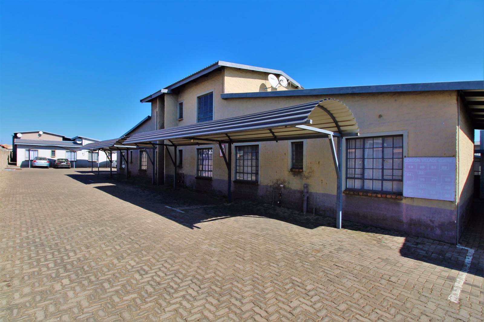 2 Bed Townhouse in Witbank Central photo number 11