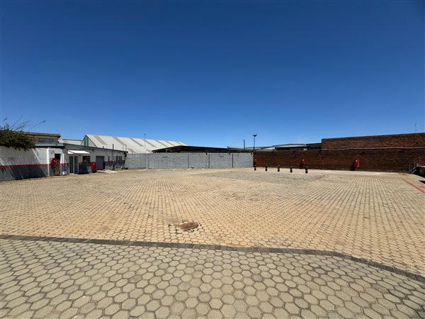 2 000  m² Industrial space