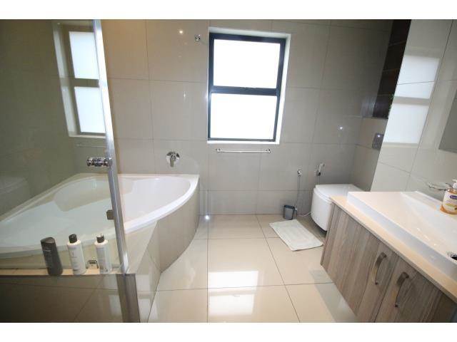 2 Bed Townhouse in Rosebank photo number 16