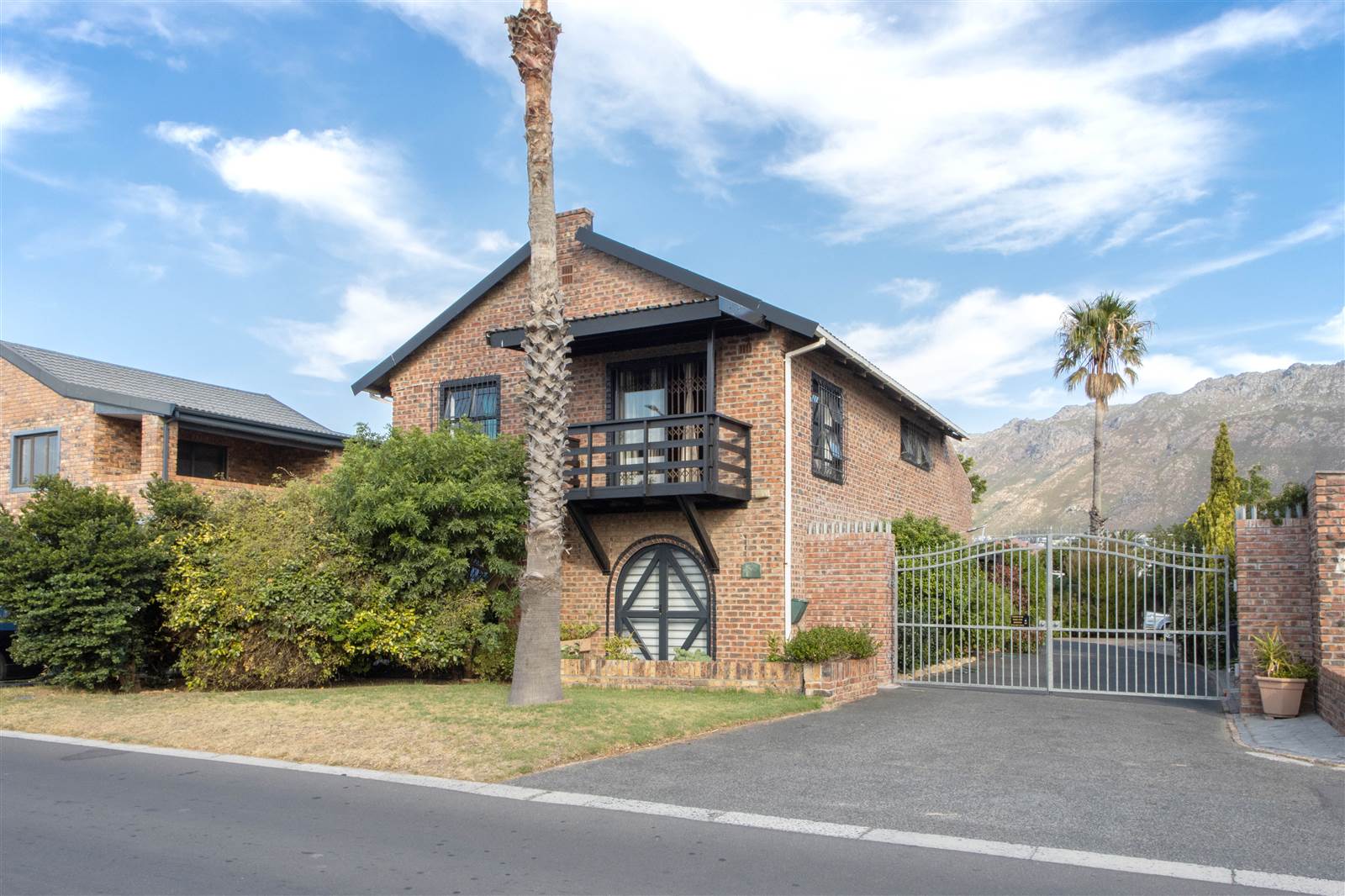 5 Bed House in Gordons Bay Central photo number 1