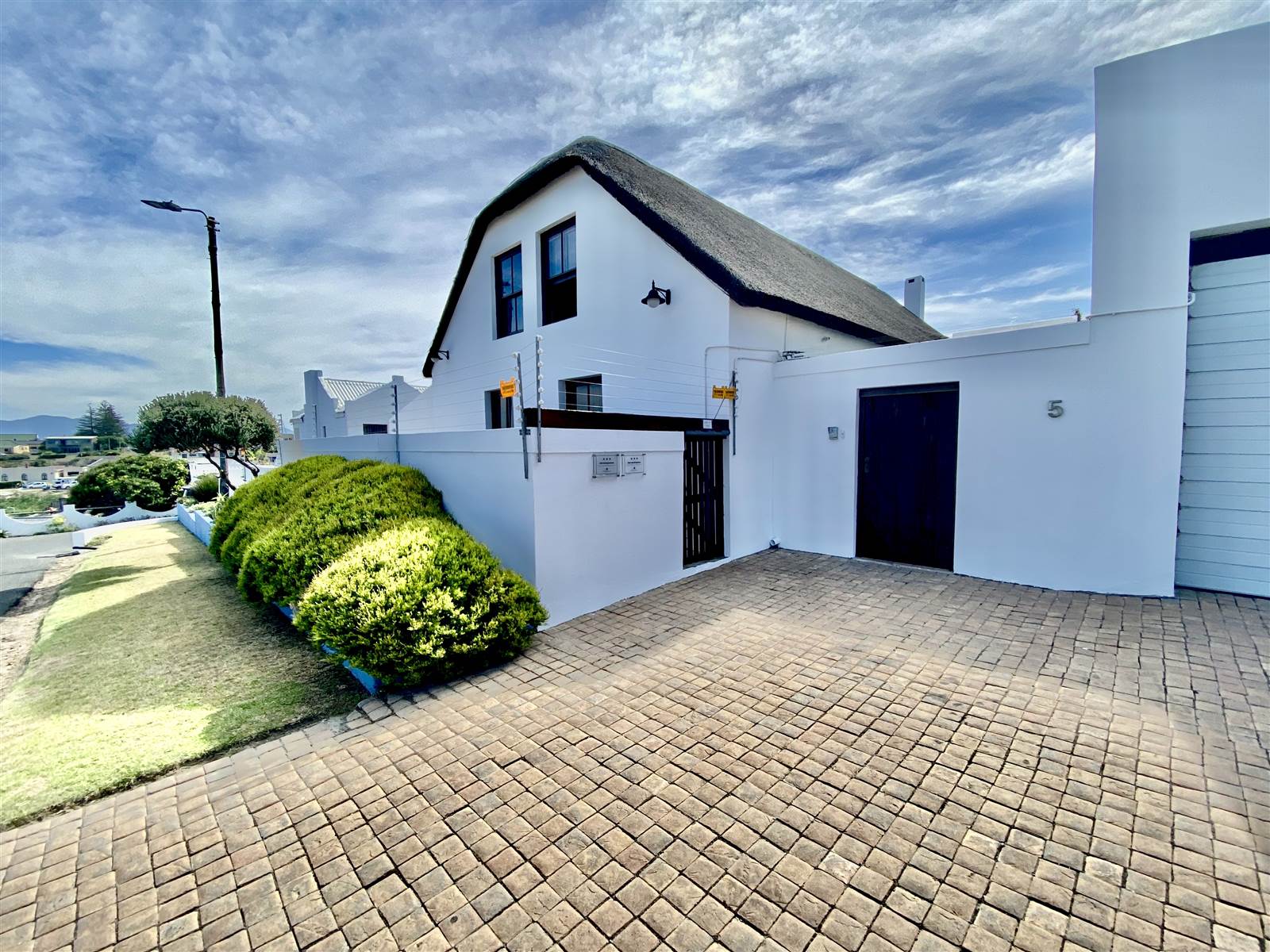 5 Bed House in Gansbaai and surrounds photo number 2