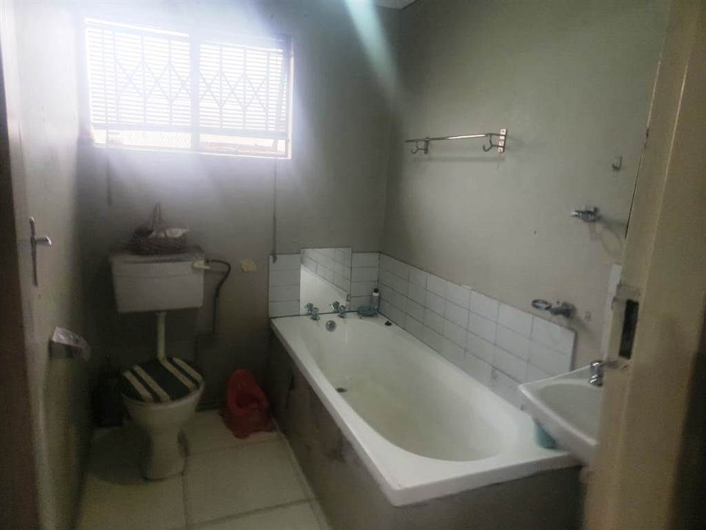 2 Bed House in Naledi photo number 29
