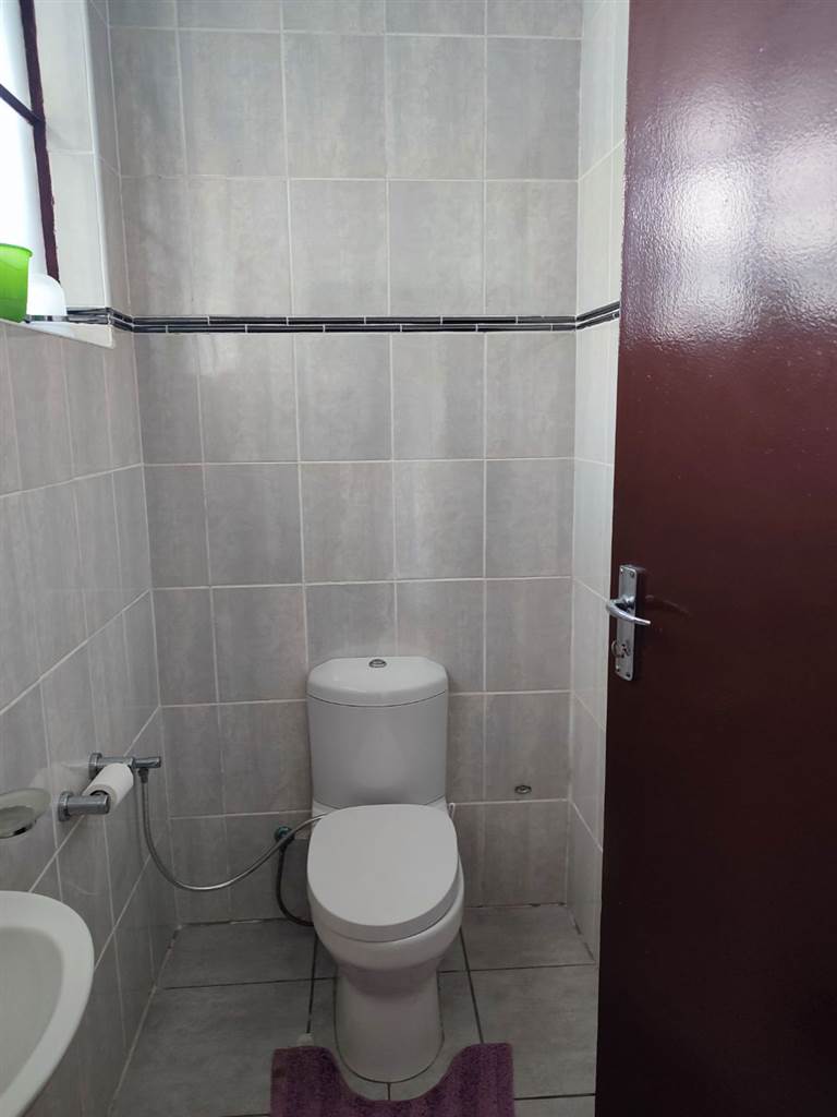 2 Bed Apartment in Uitenhage Central photo number 10
