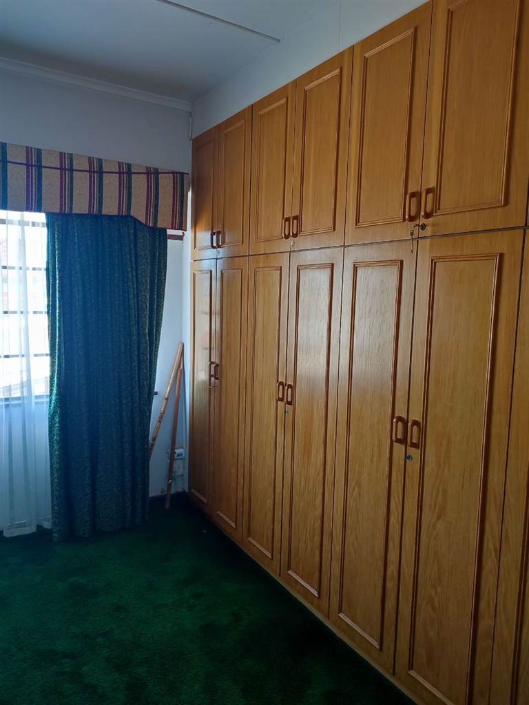 2 Bed Apartment in Uitenhage Central photo number 5