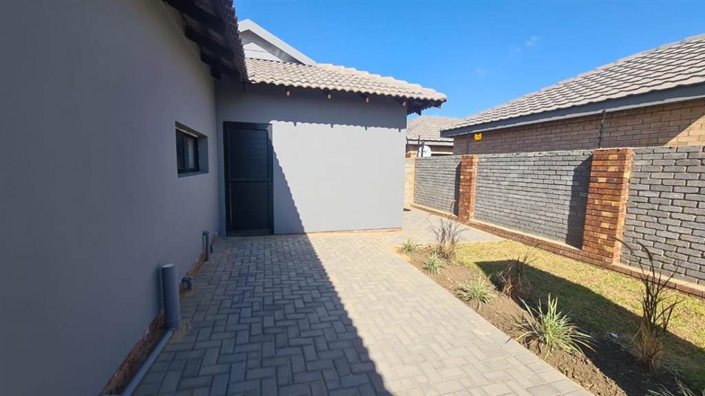 2 Bed House in Secunda photo number 5