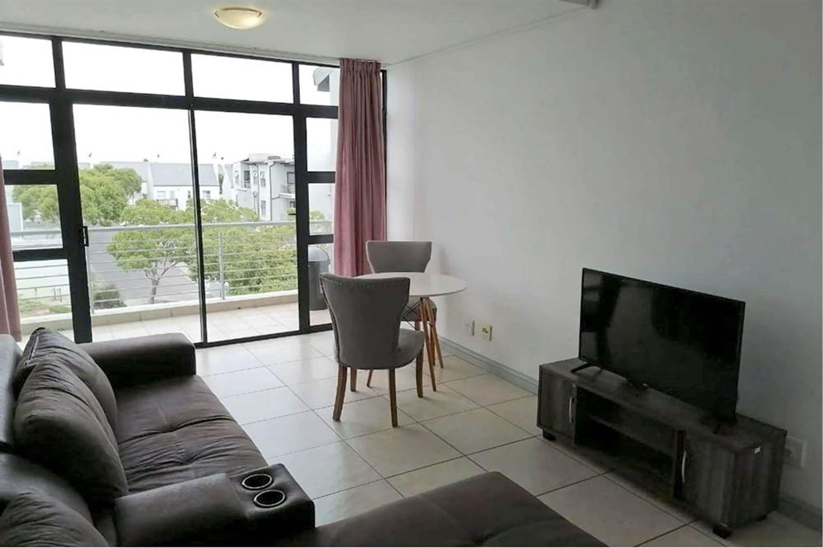 2 Bed Apartment in Royal Ascot photo number 5