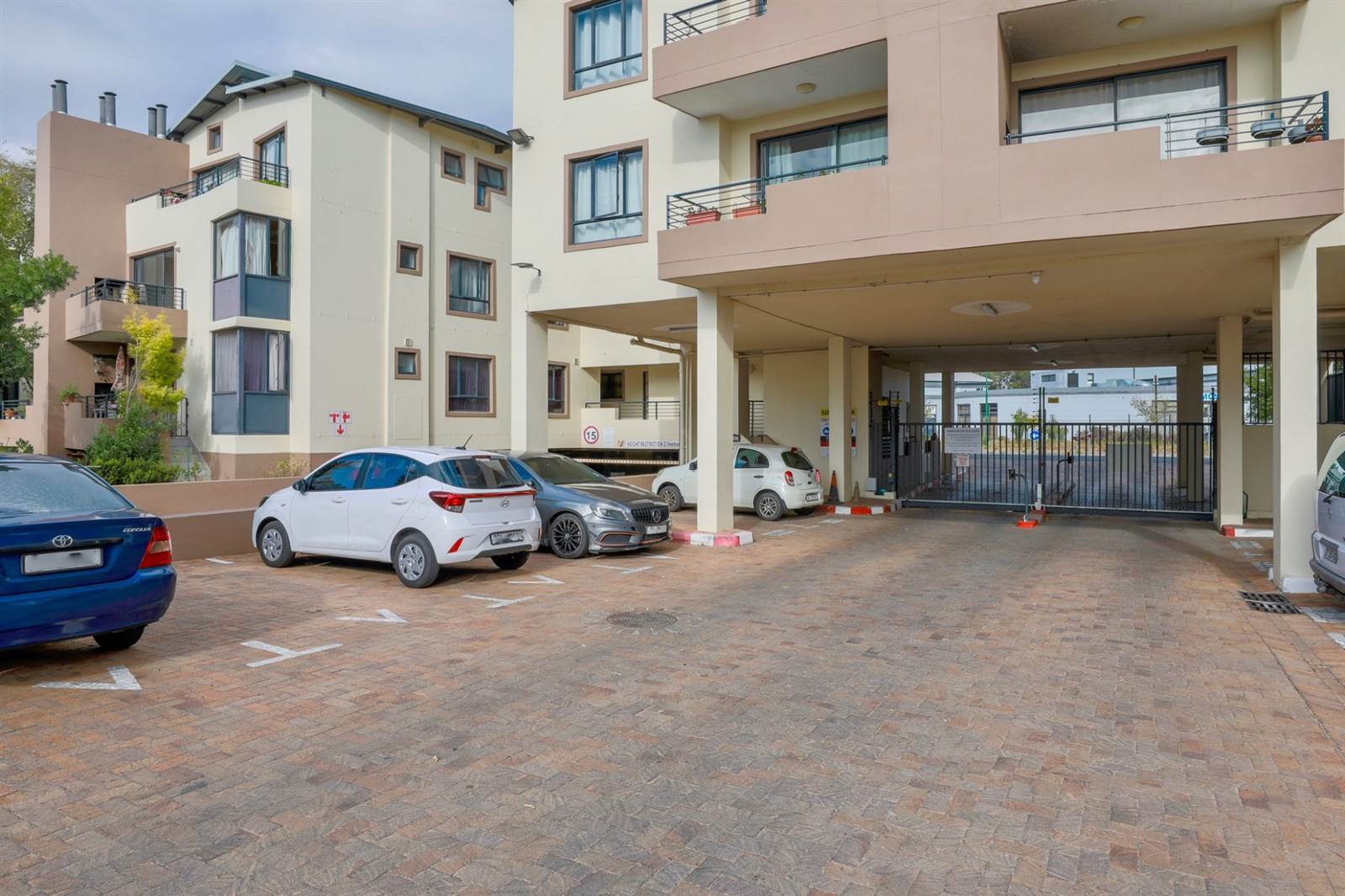 2 Bed Apartment in Somerset West Central photo number 14