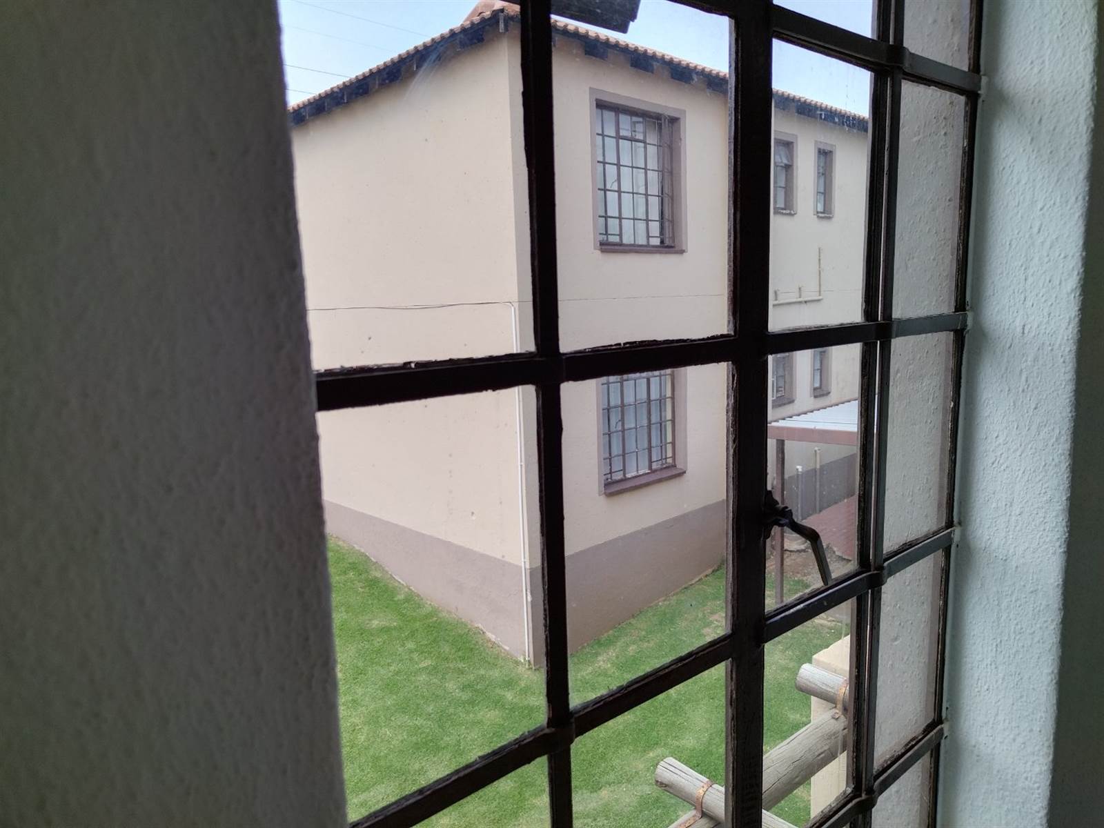 2 Bed Townhouse in Roodepoort West photo number 21