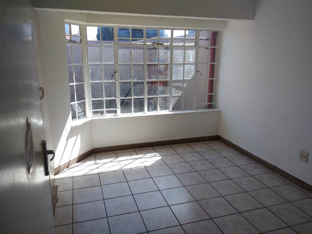2 Bed Townhouse in Glen Marais photo number 15