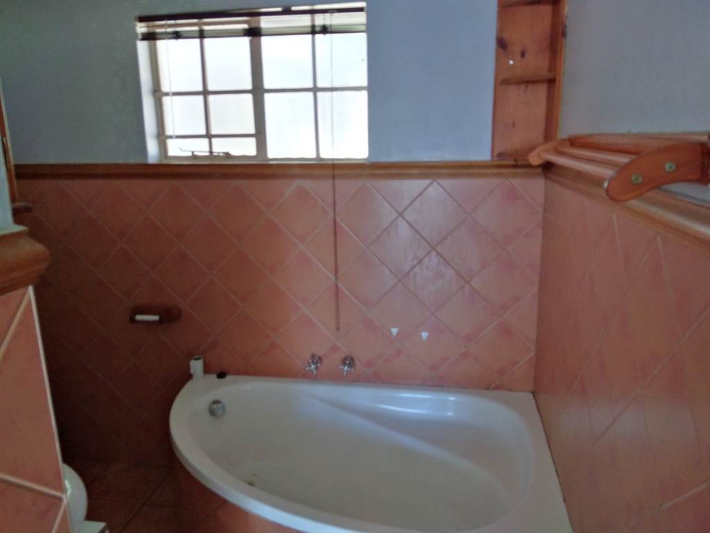 2 Bed Townhouse in Glen Marais photo number 14
