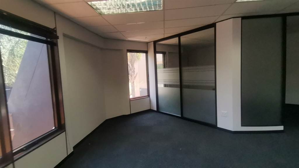 136  m² Commercial space in Parktown photo number 11
