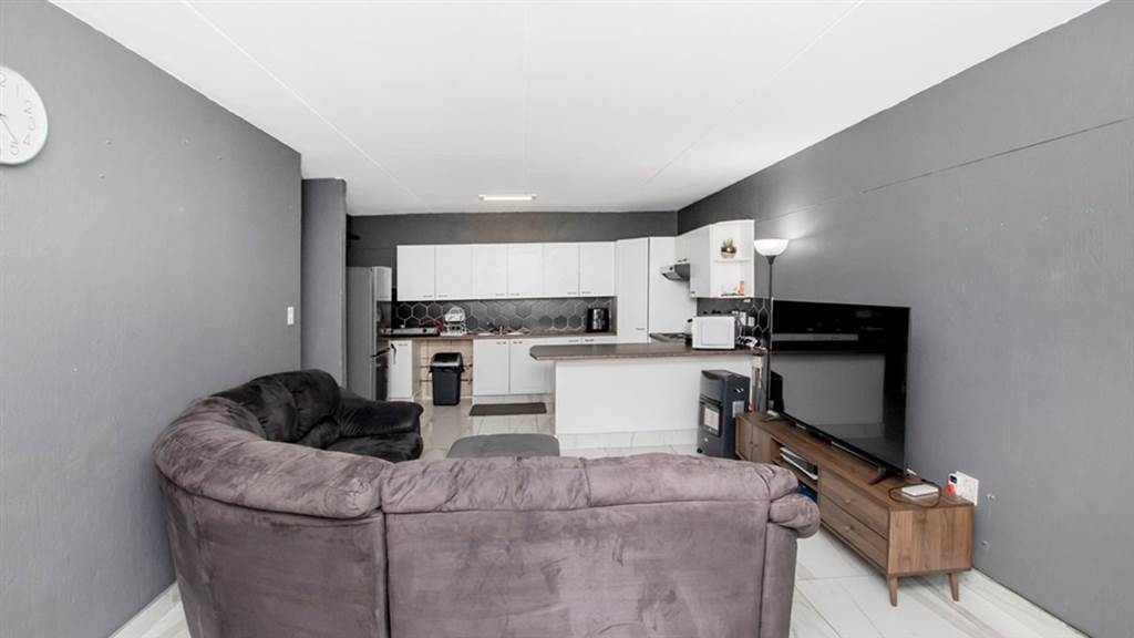 1 Bed Apartment in Constantia Kloof photo number 8