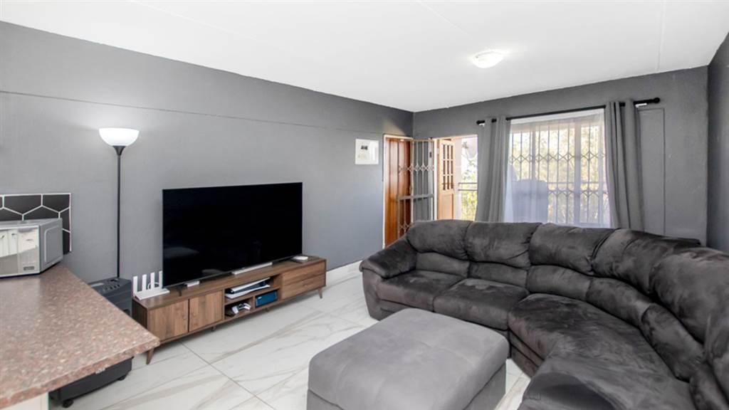 1 Bed Apartment in Constantia Kloof photo number 7