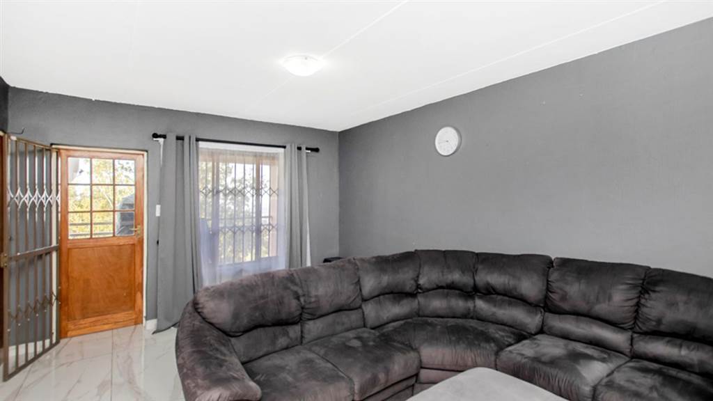 1 Bed Apartment in Constantia Kloof photo number 6