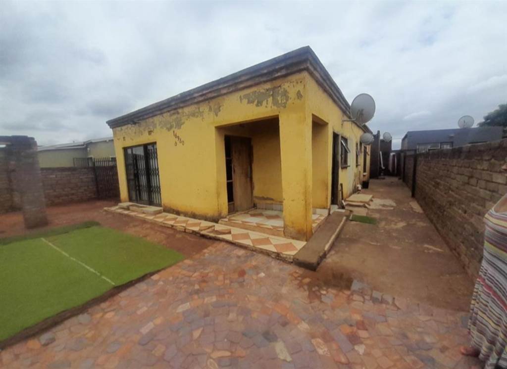 5 Bed House in Protea Glen photo number 8