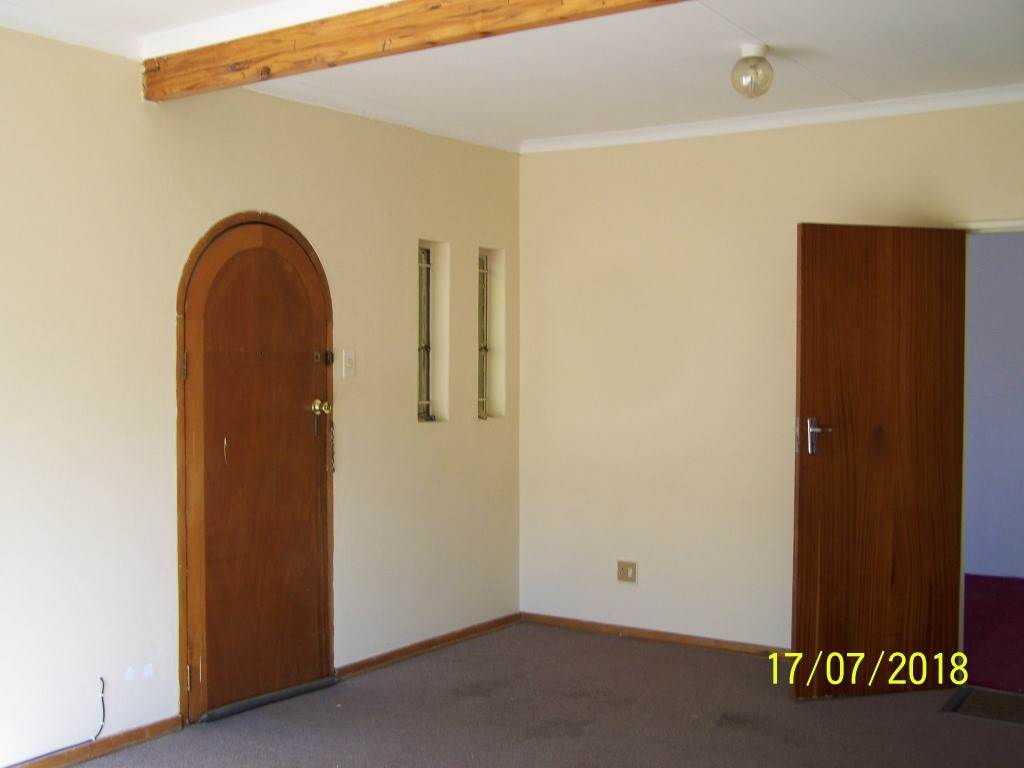 2 Bed Townhouse in Langenhoven Park photo number 9