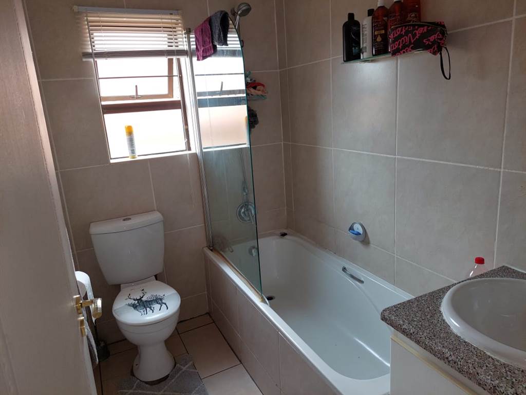 2 Bed Townhouse in Chancliff Ridge photo number 16