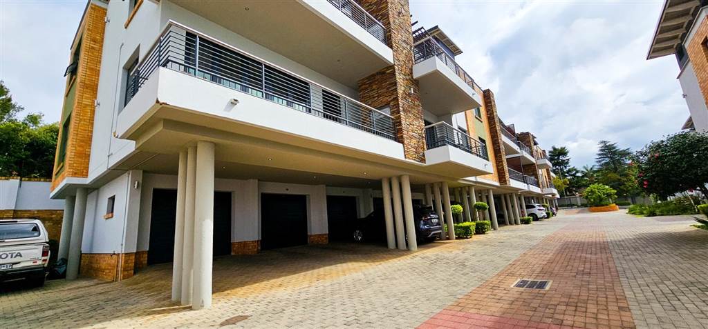 2 Bed Apartment in Waterkloof photo number 25