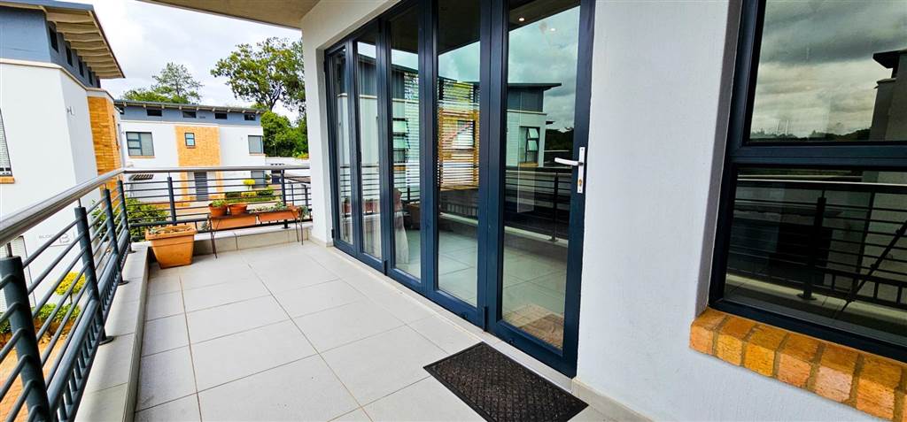 2 Bed Apartment in Waterkloof photo number 18