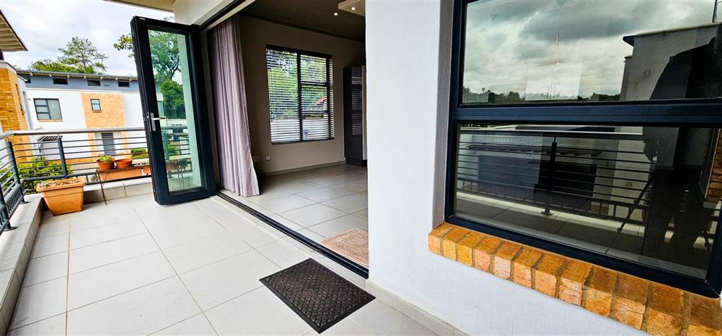 2 Bed Apartment in Waterkloof photo number 22
