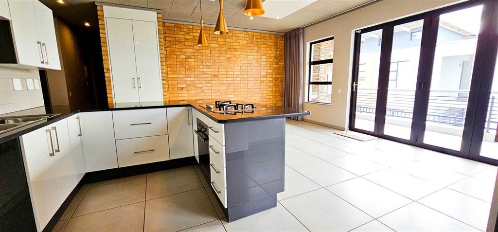 2 Bed Apartment in Waterkloof photo number 16