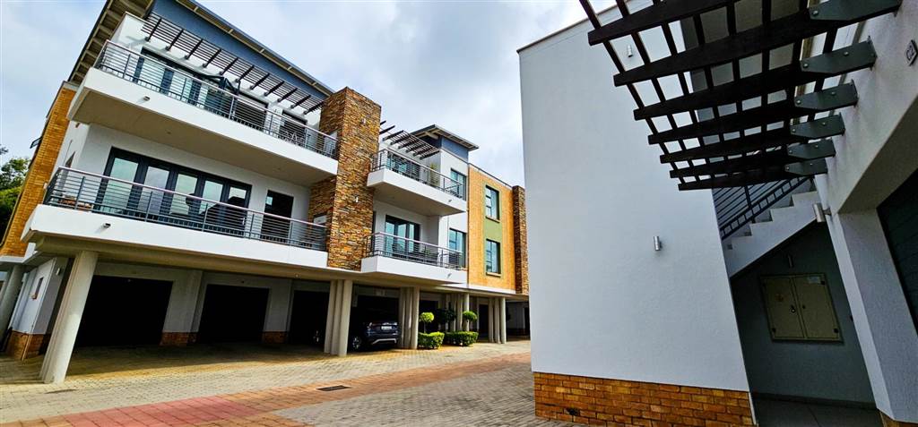 2 Bed Apartment in Waterkloof photo number 26