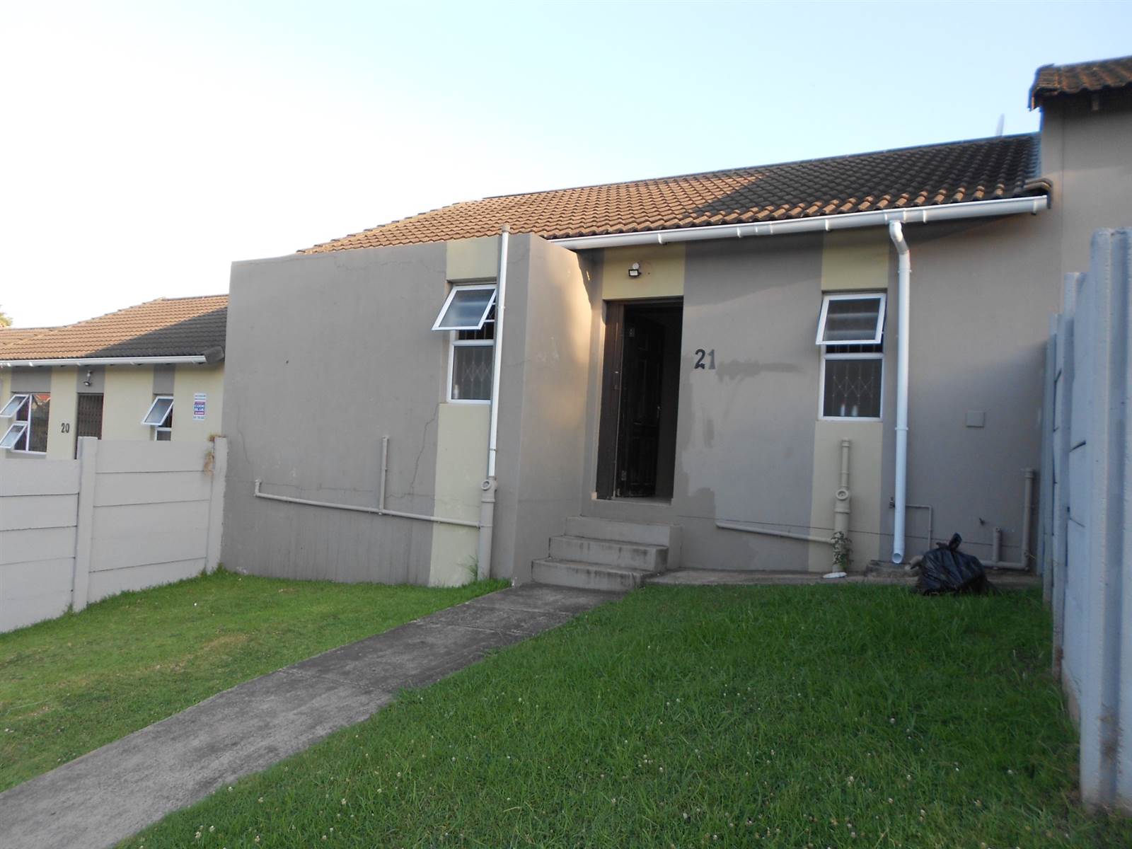 2 Bed Townhouse in Southernwood photo number 3