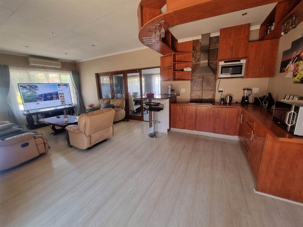 4 Bed Townhouse in Waterval East photo number 6