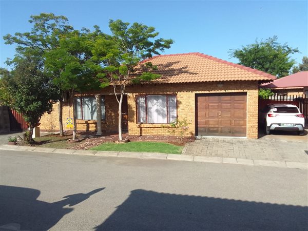 4 Bed Townhouse in Waterval East