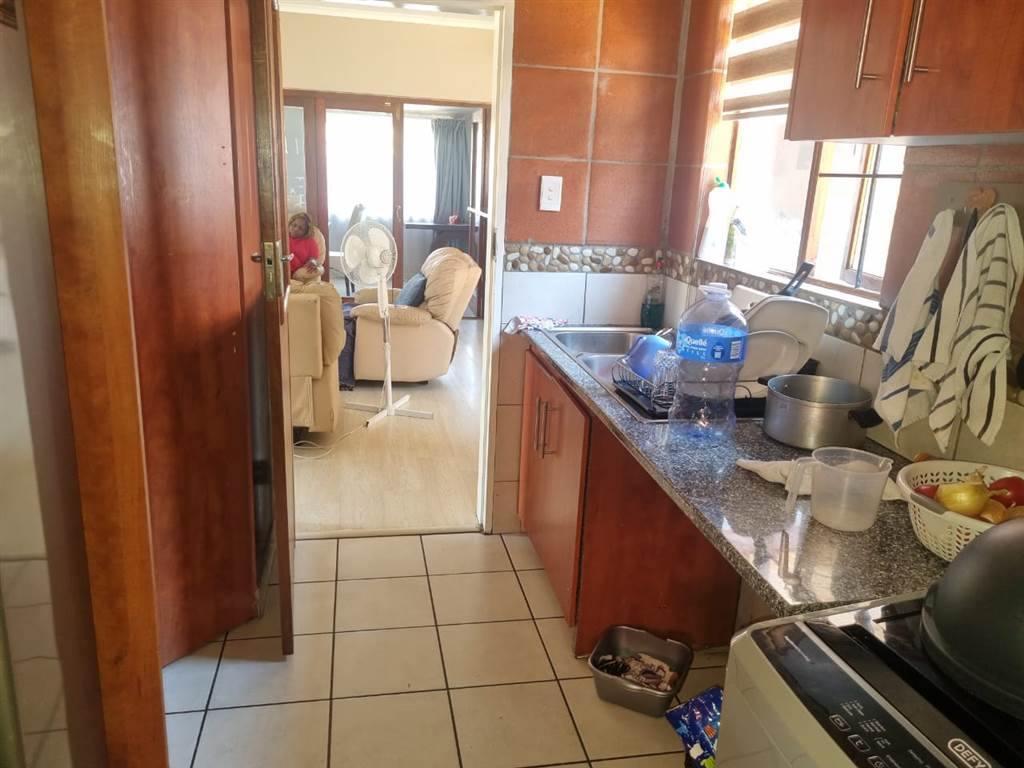 4 Bed Townhouse in Waterval East photo number 12