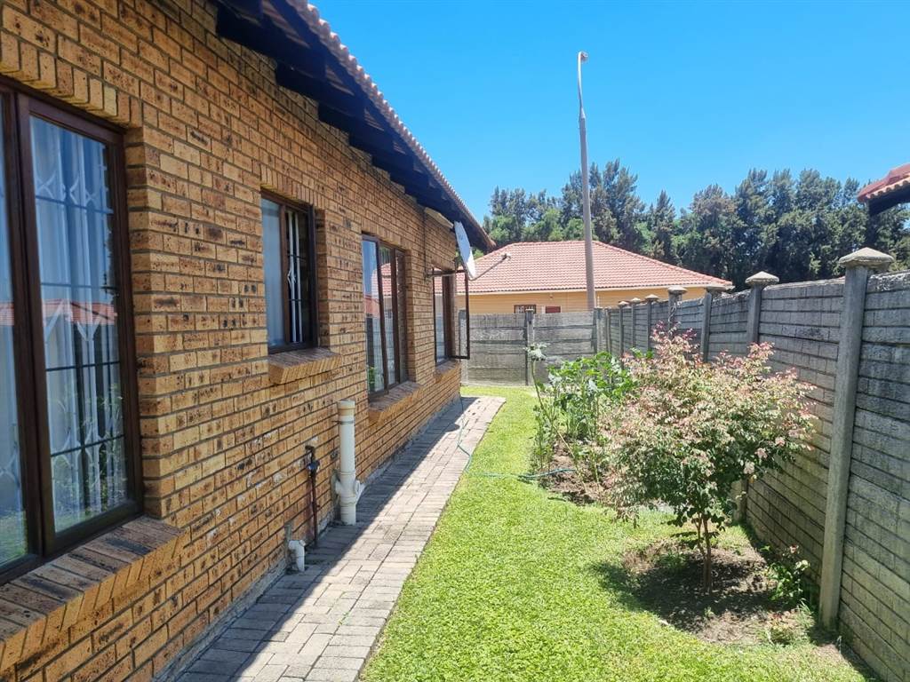 4 Bed Townhouse in Waterval East photo number 2