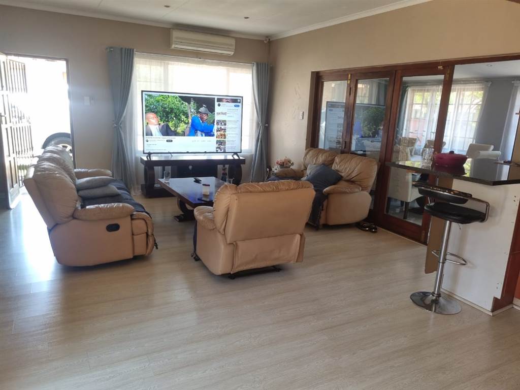 4 Bed Townhouse in Waterval East photo number 9