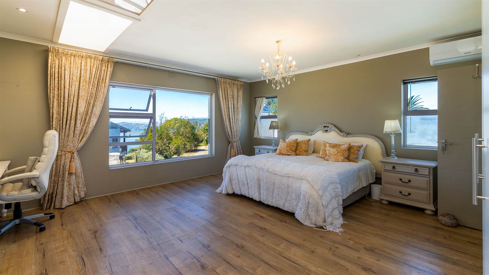 4 Bed House in Knysna Heights photo number 14