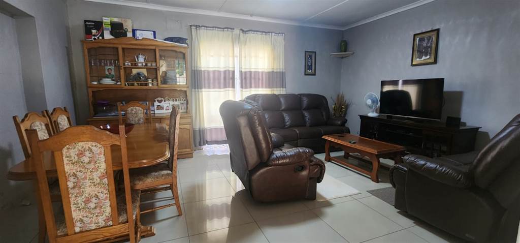 4 Bed House in Uvongo photo number 6