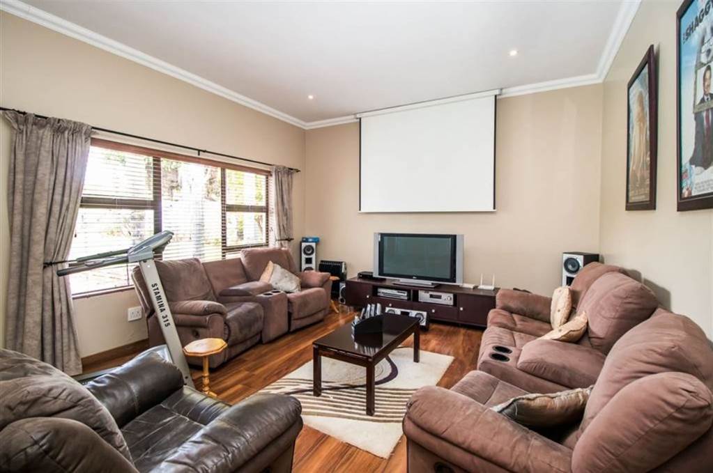 4 Bed House in Woodhill photo number 12
