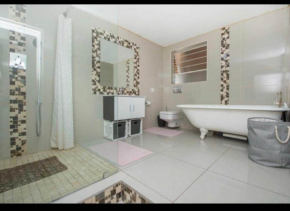 4 Bed House in Constantia Kloof photo number 26
