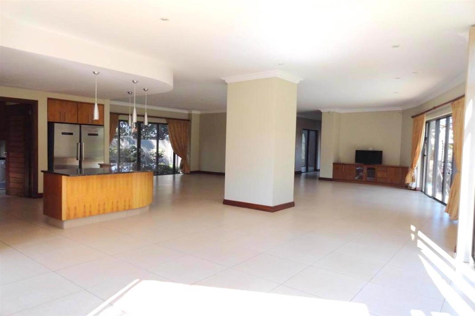4 Bed House in Waterkloof Ridge photo number 6