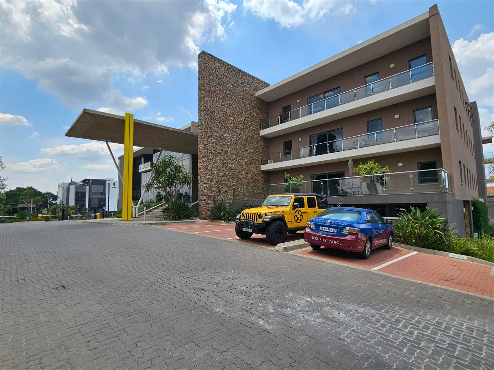 432  m² Commercial space in Bryanston photo number 1