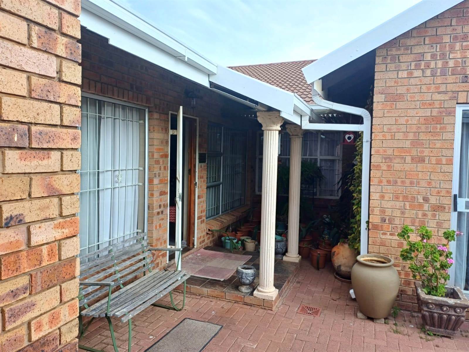 4 Bed House in Uitsig photo number 4