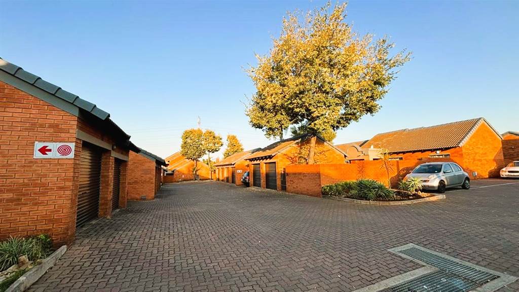 2 Bed Townhouse in Highveld photo number 18