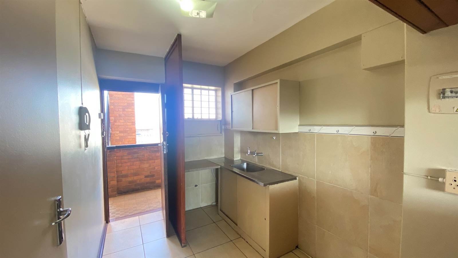 1.5 Bed Apartment in Braamfontein photo number 3