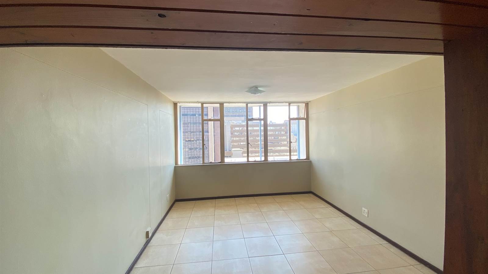 1.5 Bed Apartment in Braamfontein photo number 6
