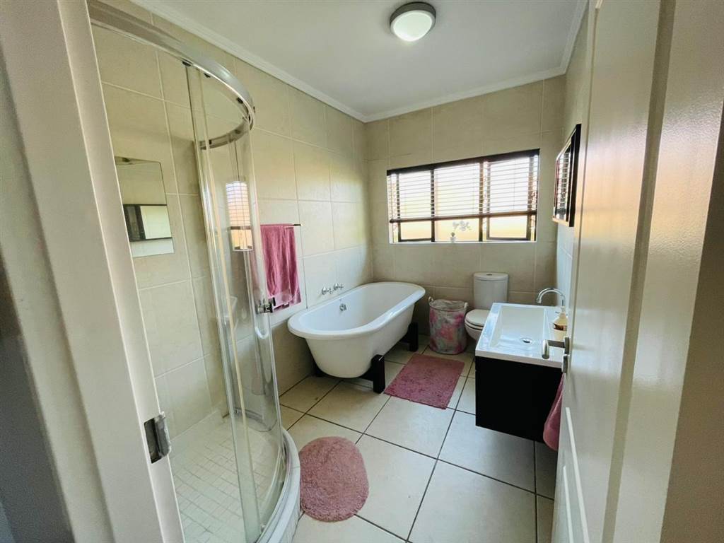 3 Bed Apartment in Greenstone Hill photo number 8