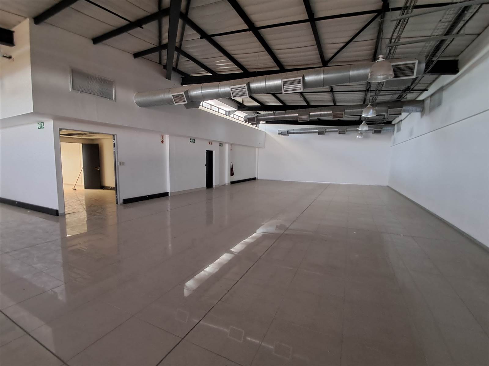 377  m² Commercial space in North Riding photo number 13