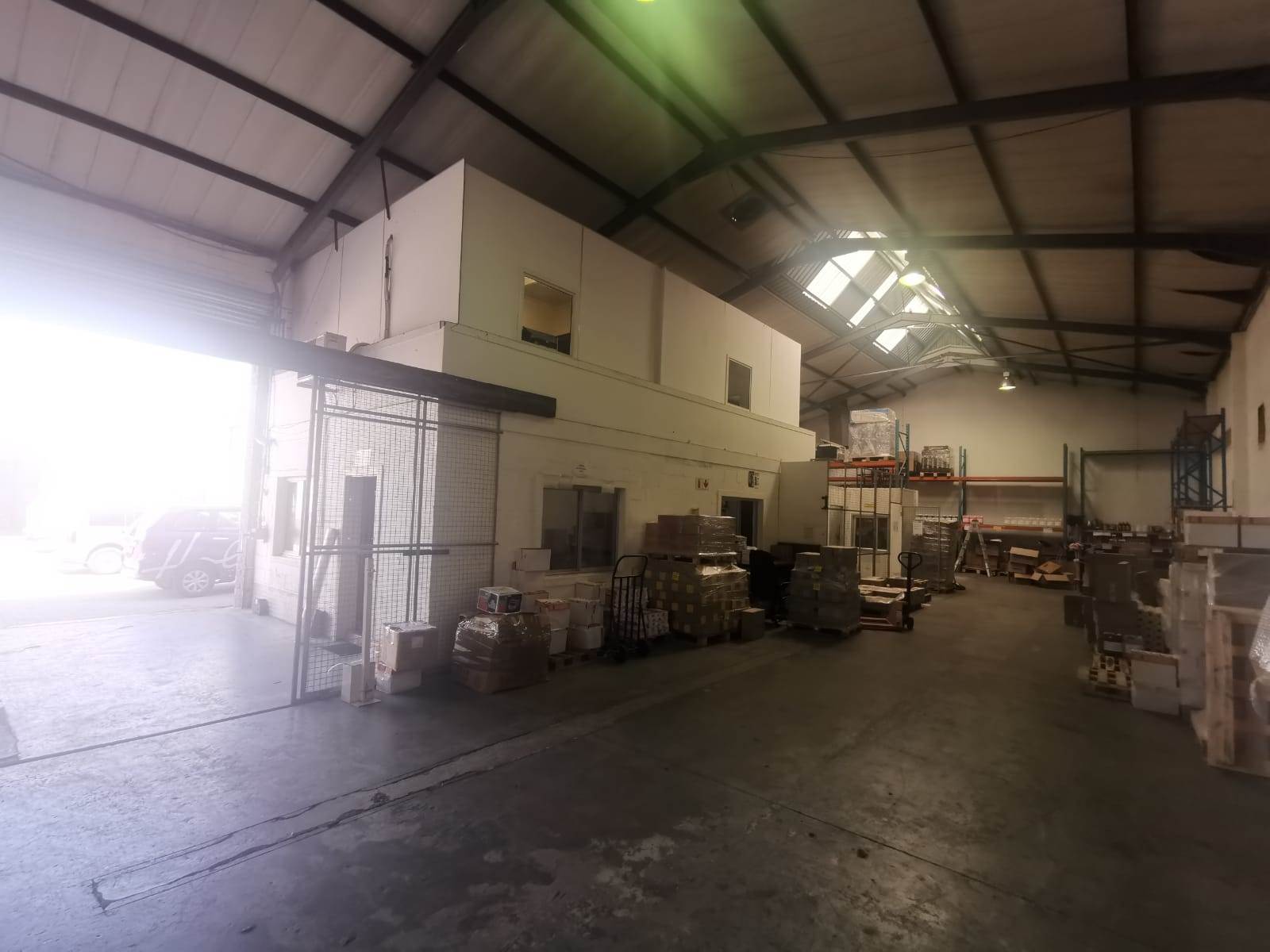 350  m² Industrial space in Airport Industria photo number 2