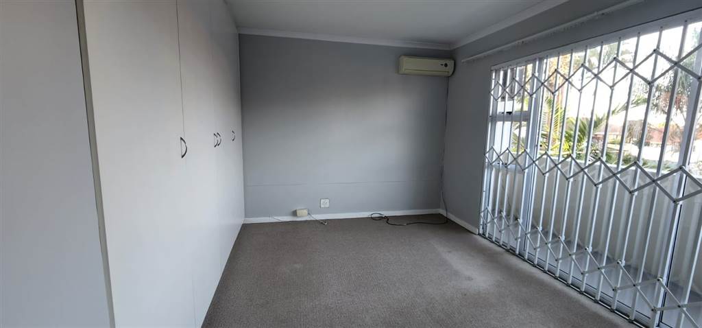 2 Bed Apartment in Essenwood photo number 8