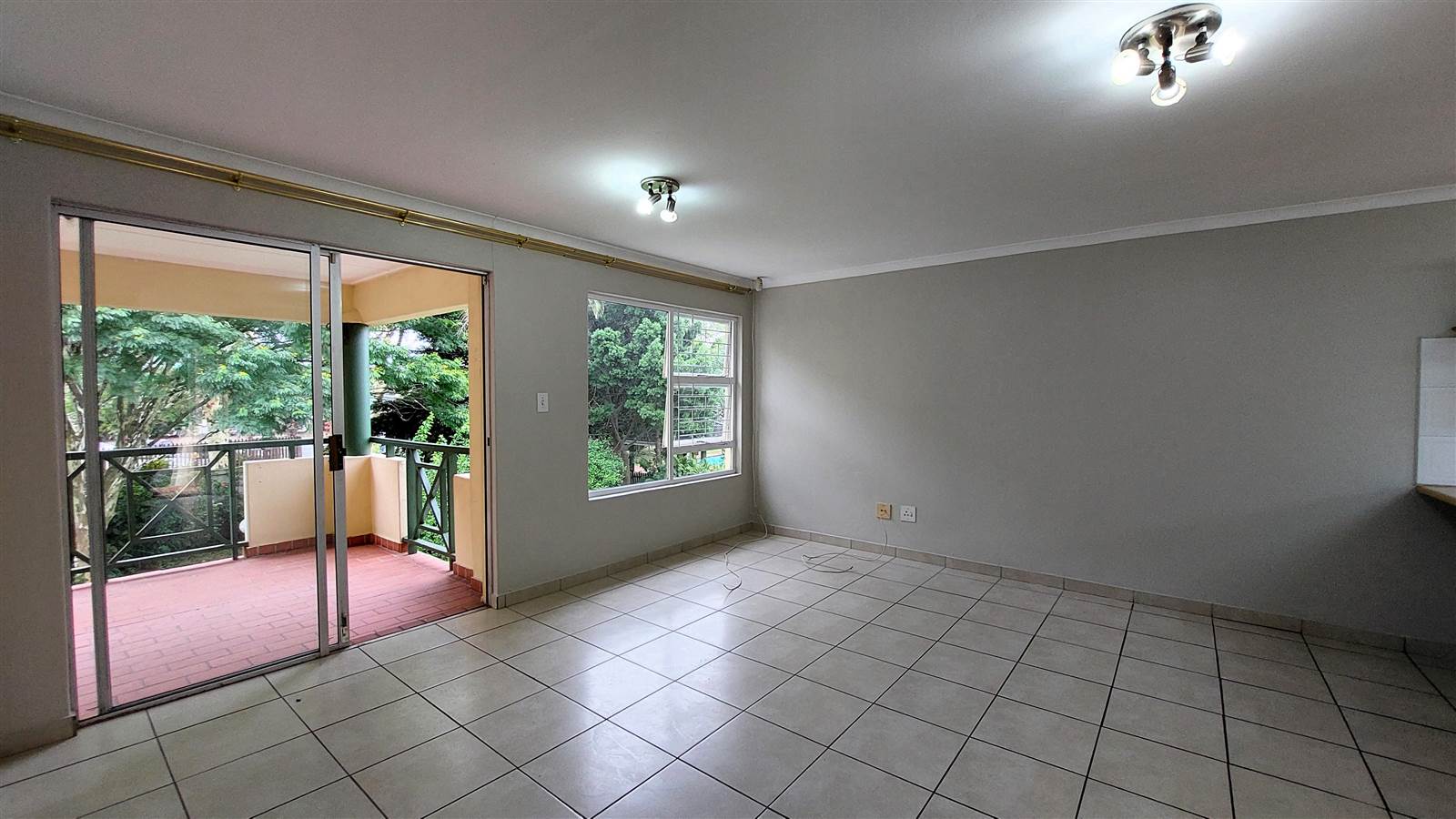 2 Bed Apartment in Mt Edgecombe photo number 3