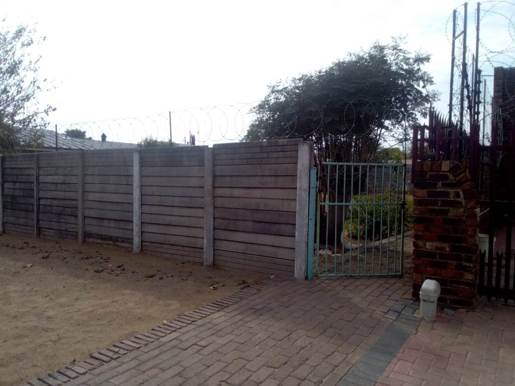975 m² Land available in Vryburg photo number 2